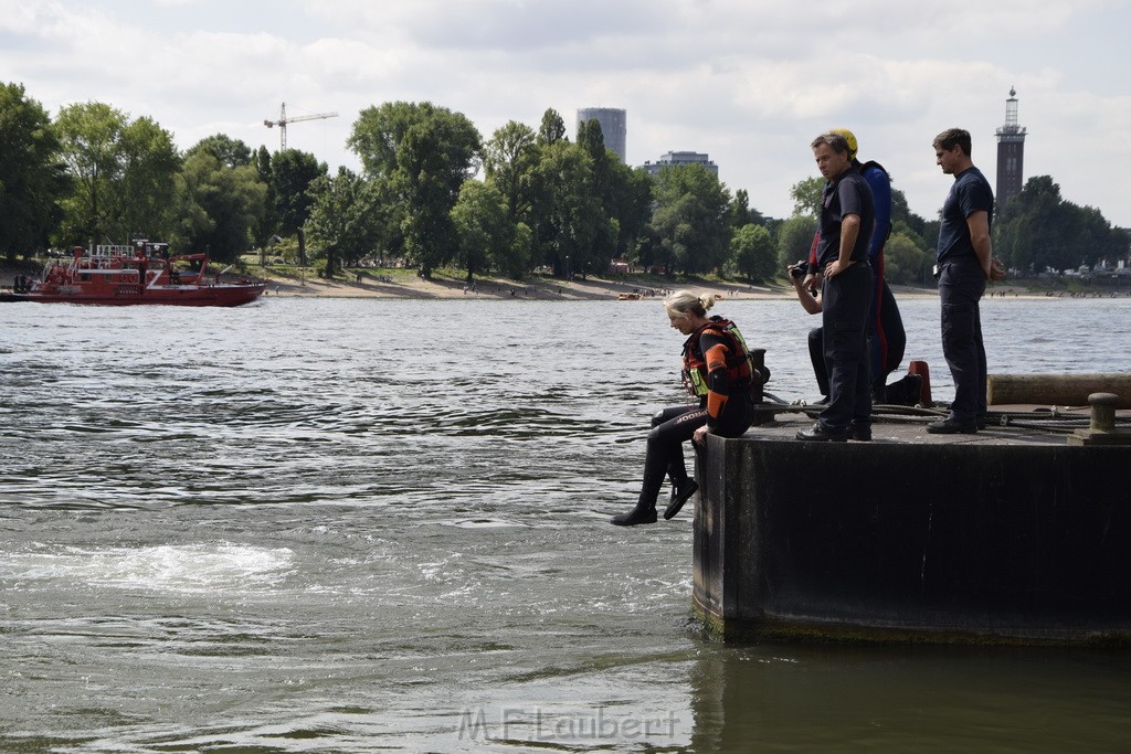 Uebung BF Taucher und Presse Koeln Zoobruecke Rhein P251.JPG - Miklos Laubert